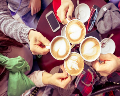 Toma café artesanal con un amigo